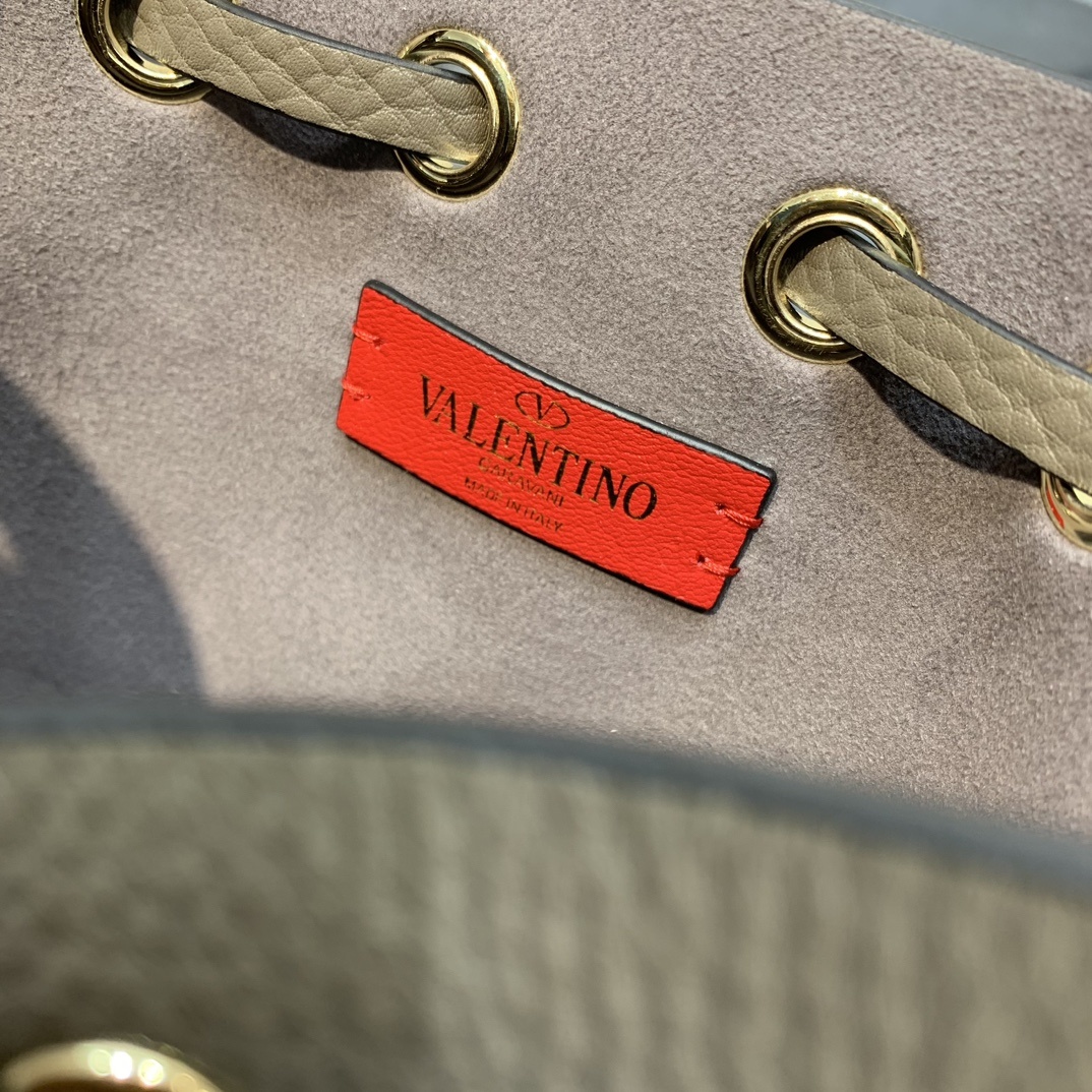 Valentino Garavani Rockstud Bucket Bag in Grey Grainy Calfskin